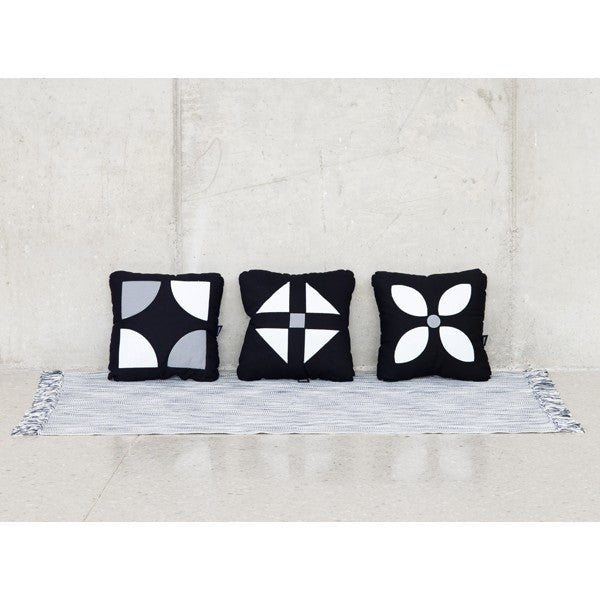 Hydra Geometric design pillows by Paparajote