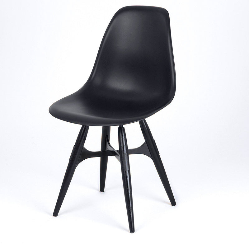 Modern ZigZag side chair in black shell with black legs front view